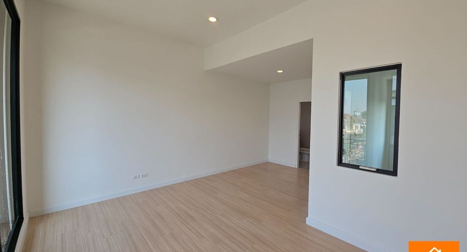 For sale 3 bedrooms townhouse in Bueng Kum, Bangkok