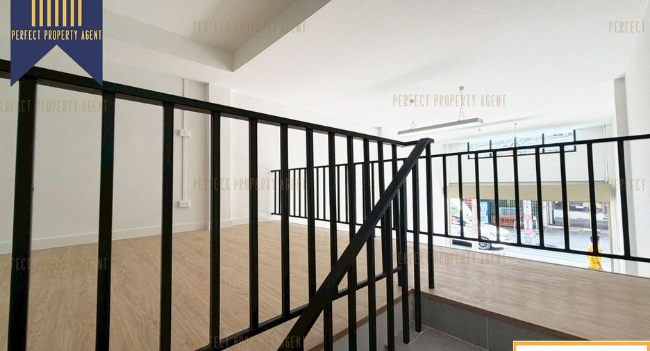 Local comercial en venta de 3 habitaciones en Phra Pradaeng, Samut Prakan