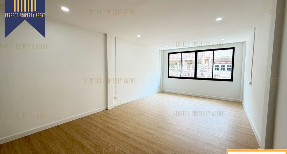 Local comercial en venta de 3 habitaciones en Phra Pradaeng, Samut Prakan