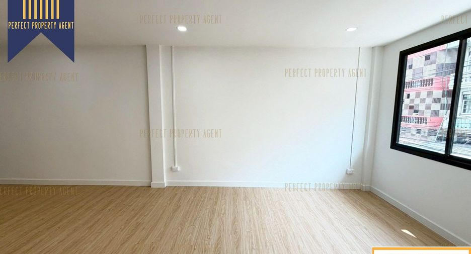 Local comercial en venta de 3 habitaciones en Phra Pradaeng, Samut Prakan