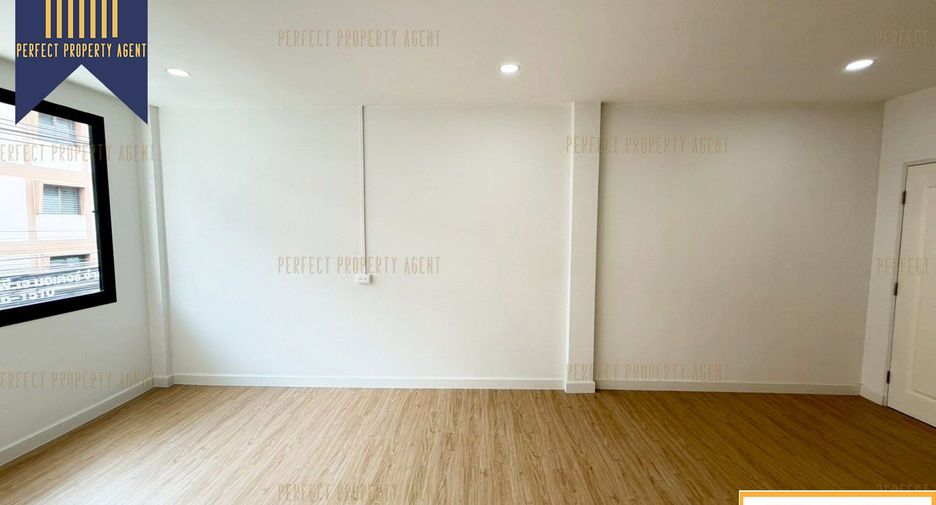 Local comercial en venta de 3 habitaciones en Phra Pradaeng, Samut Prakan