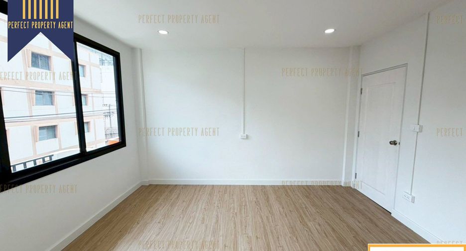 Local comercial en venta de 3 habitaciones en Phra Pradaeng, Samut Prakan