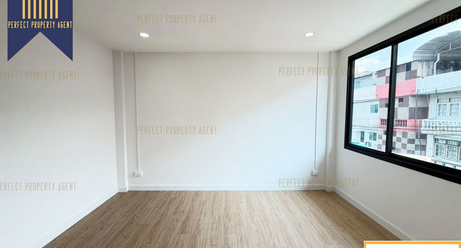 Local comercial en venta de 3 habitaciones en Phra Pradaeng, Samut Prakan