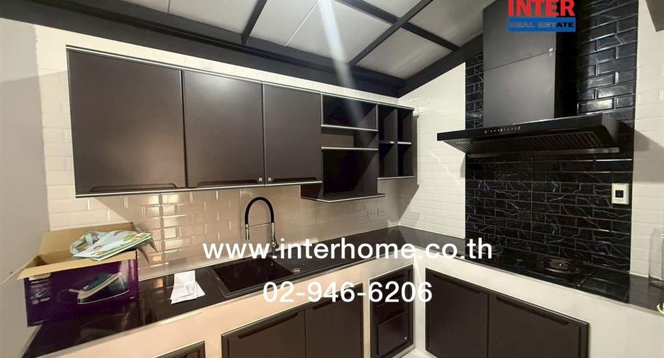 For sale 3 ベッドルーム townhouse in Saphan Sung, Bangkok