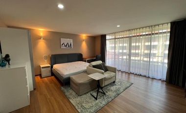 Casa adosada en alquiler y en venta de 4 habitaciones en Suan Luang, Bangkok