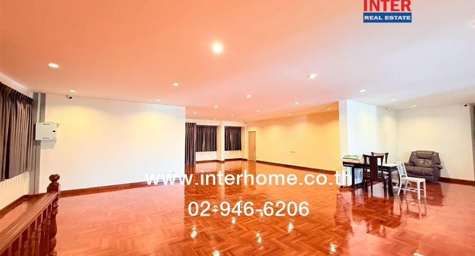 For sale 3 bedrooms retail Space in Huai Khwang, Bangkok