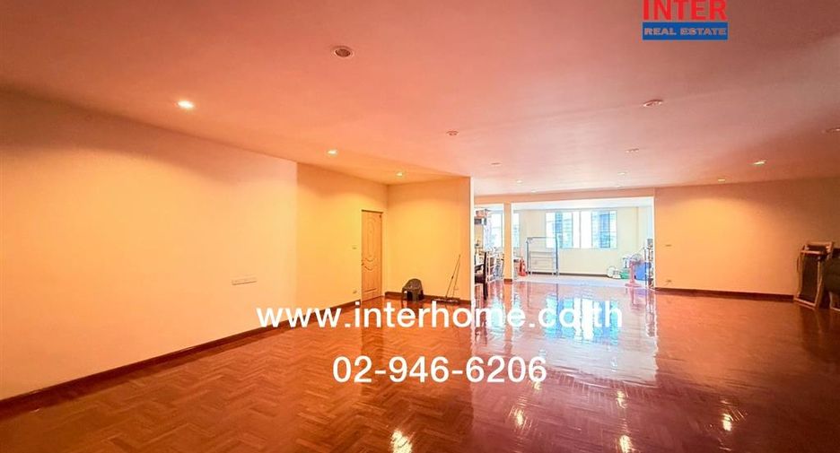 For sale 3 bedrooms retail Space in Huai Khwang, Bangkok