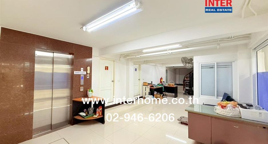For sale 3 bedrooms retail Space in Huai Khwang, Bangkok