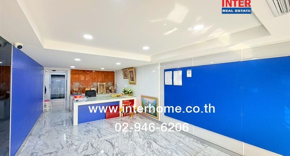 For sale 3 bedrooms retail Space in Huai Khwang, Bangkok