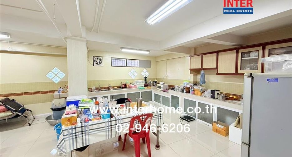 For sale 3 bedrooms retail Space in Huai Khwang, Bangkok