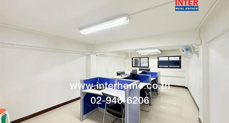 For sale 3 bedrooms retail Space in Huai Khwang, Bangkok