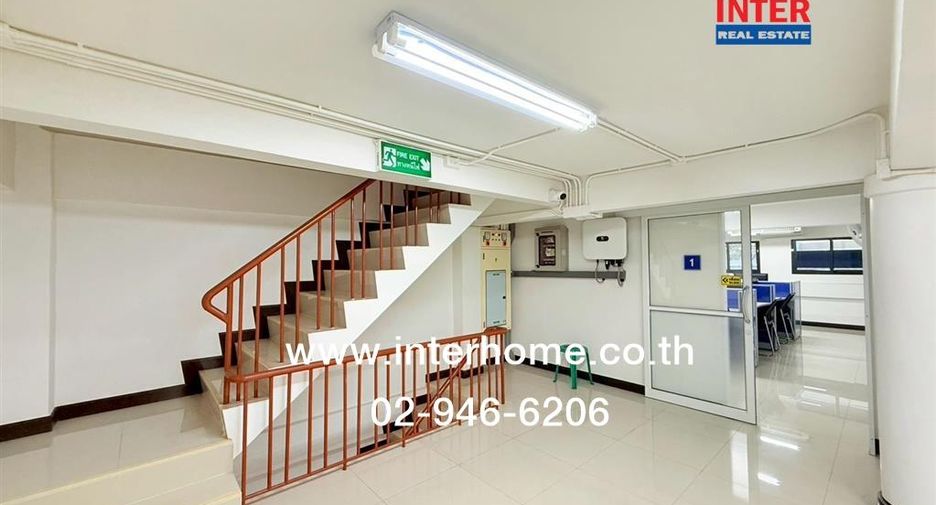 For sale 3 bedrooms retail Space in Huai Khwang, Bangkok