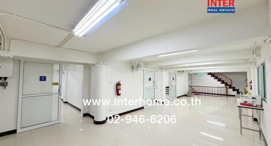 For sale 3 bedrooms retail Space in Huai Khwang, Bangkok