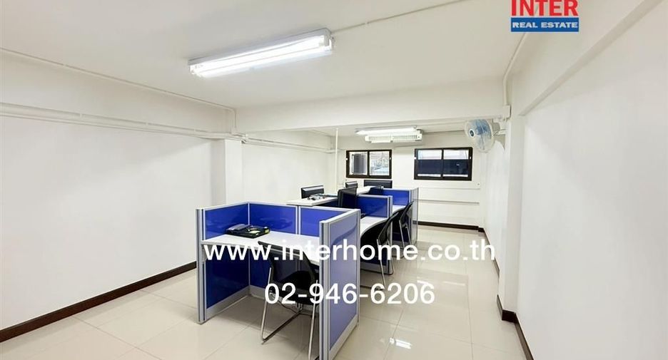 For sale 3 bedrooms retail Space in Huai Khwang, Bangkok