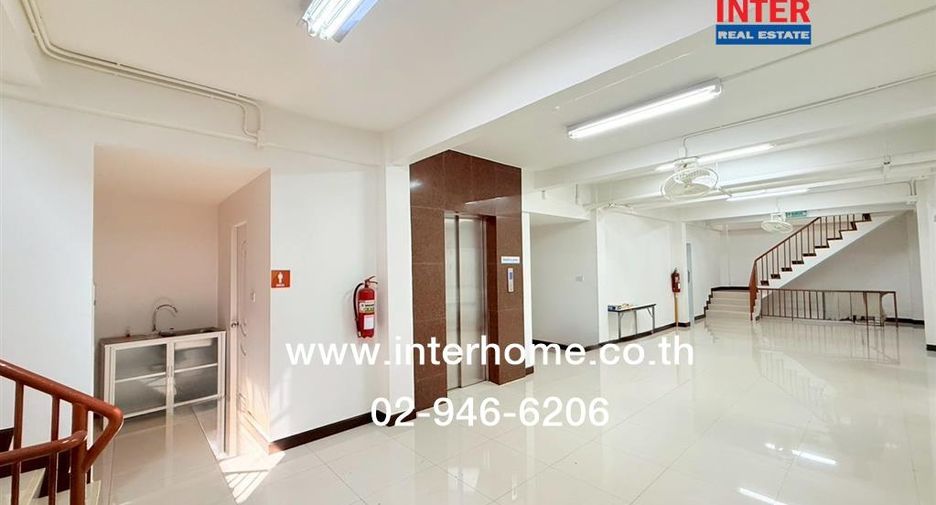 For sale 3 bedrooms retail Space in Huai Khwang, Bangkok