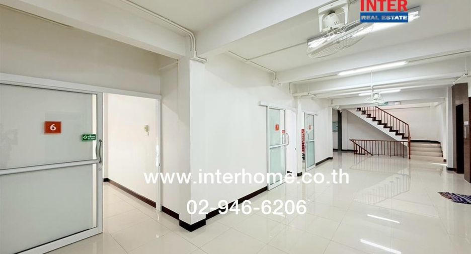 For sale 3 bedrooms retail Space in Huai Khwang, Bangkok