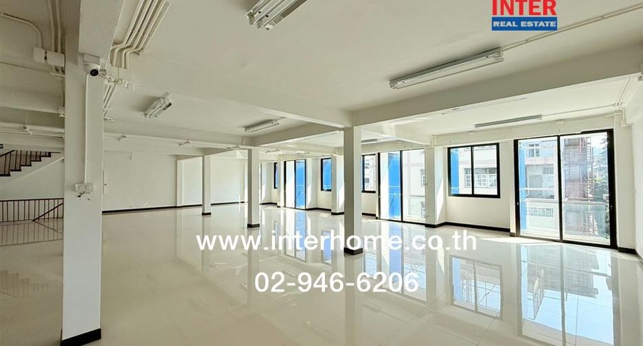 For sale 3 bedrooms retail Space in Huai Khwang, Bangkok