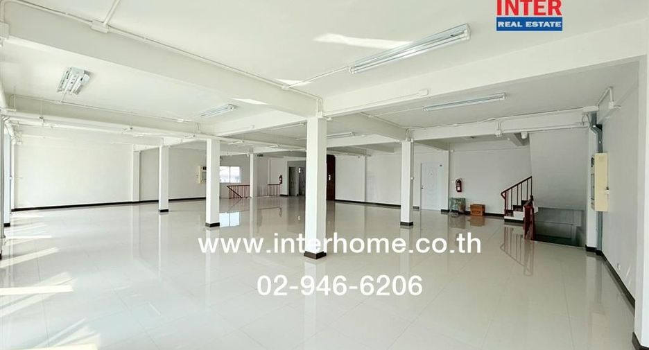 For sale 3 bedrooms retail Space in Huai Khwang, Bangkok