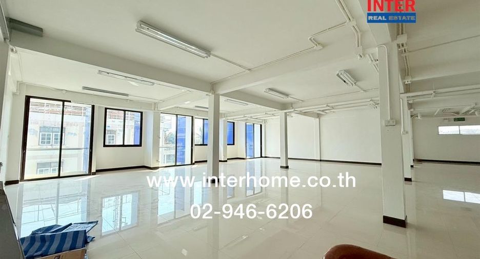 For sale 3 bedrooms retail Space in Huai Khwang, Bangkok