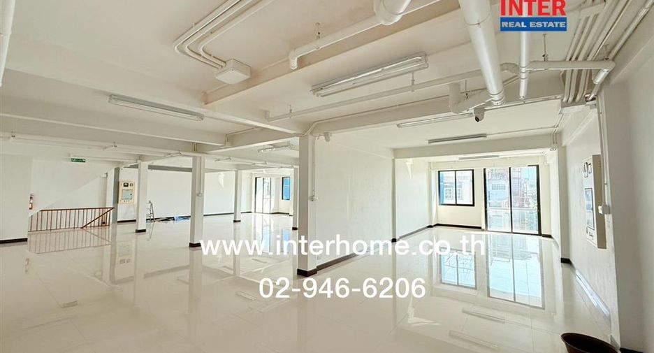 For sale 3 bedrooms retail Space in Huai Khwang, Bangkok