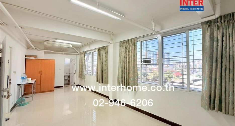 For sale 3 bedrooms retail Space in Huai Khwang, Bangkok