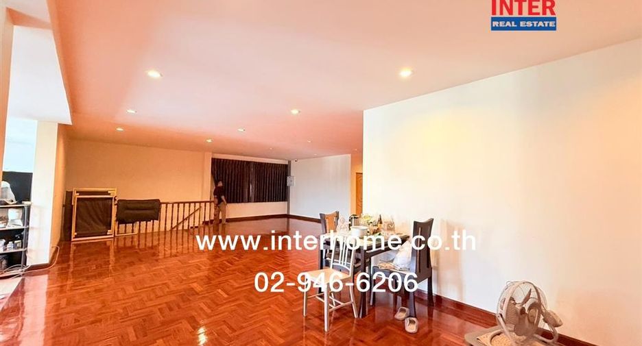 For sale 3 bedrooms retail Space in Huai Khwang, Bangkok