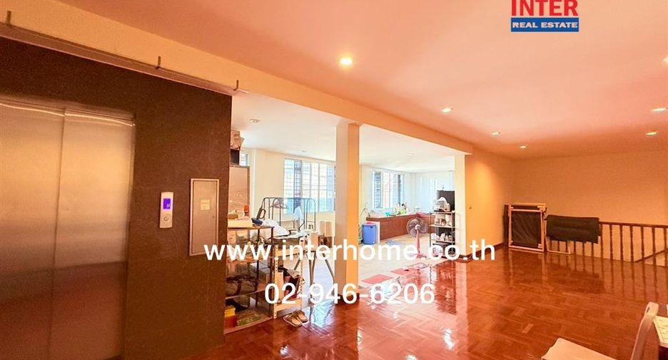 For sale 3 bedrooms retail Space in Huai Khwang, Bangkok