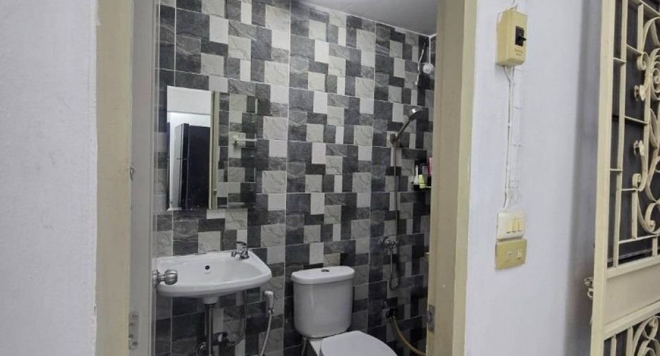 For sale 2 bedrooms townhouse in Bang Kapi, Bangkok