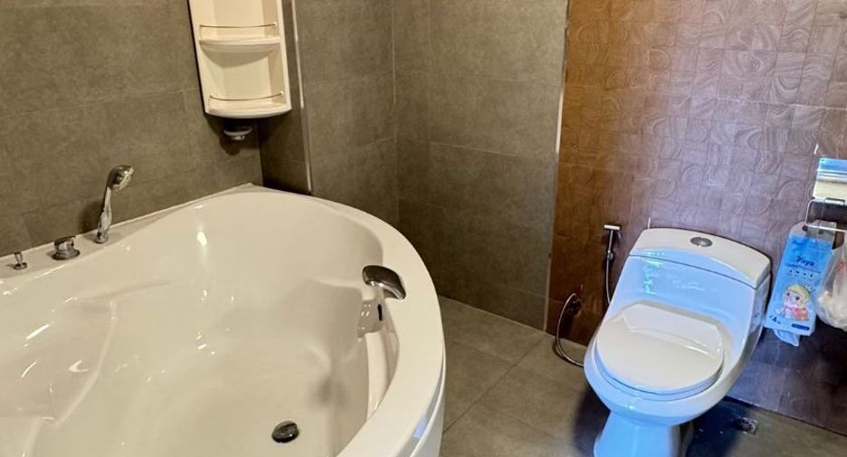 For rent 3 bedrooms condo in Huai Khwang, Bangkok