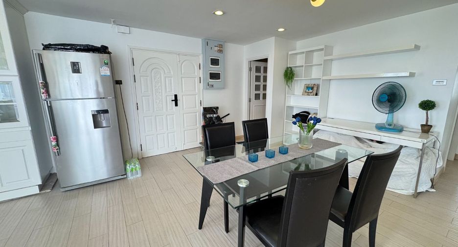 For rent 3 bedrooms condo in Huai Khwang, Bangkok