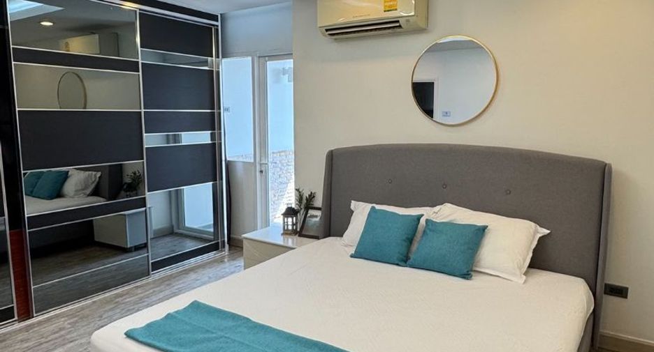For rent 3 bedrooms condo in Huai Khwang, Bangkok
