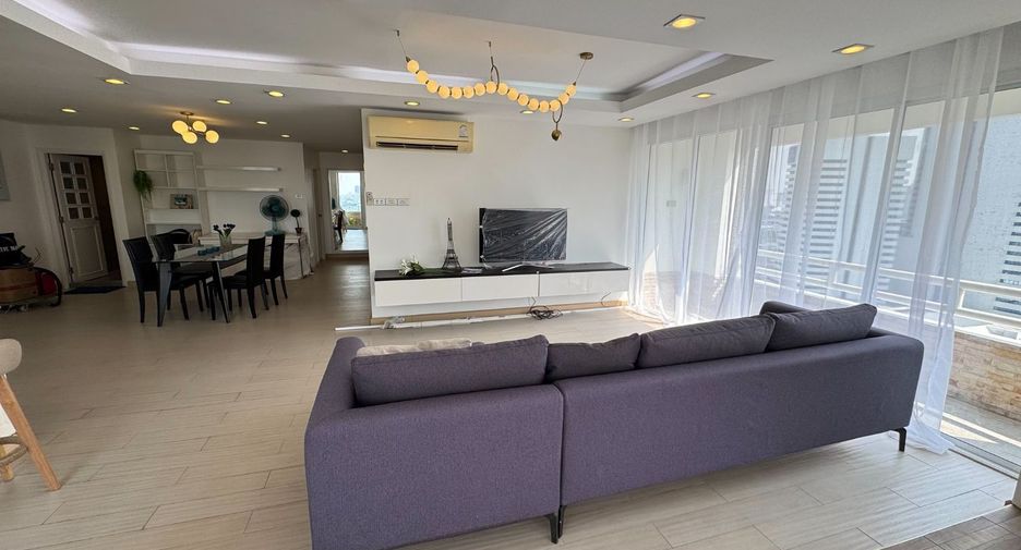 For rent 3 bedrooms condo in Huai Khwang, Bangkok