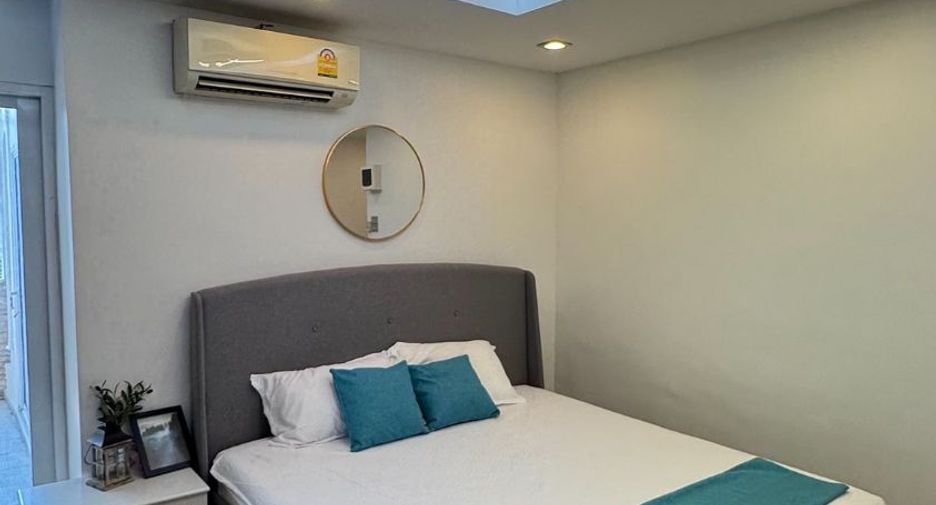 For rent 3 bedrooms condo in Huai Khwang, Bangkok