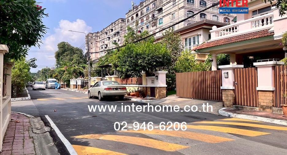 For rent and for sale 3 bedrooms house in Phra Khanong, Bangkok