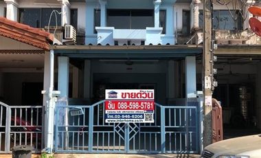 À vendre 2 chambres maison de ville à Min Buri, Bangkok