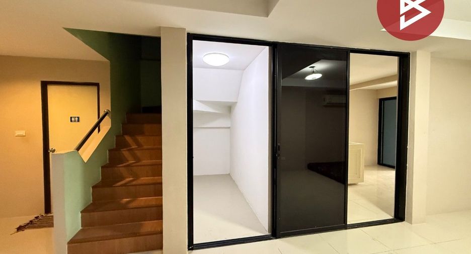 For sale 3 bedrooms townhouse in Mueang Nakhon Pathom, Nakhon Pathom