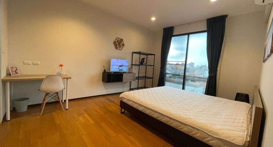 For rent 2 bedrooms condo in Huai Khwang, Bangkok