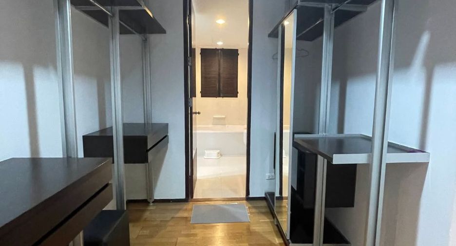 For rent 2 bedrooms condo in Huai Khwang, Bangkok