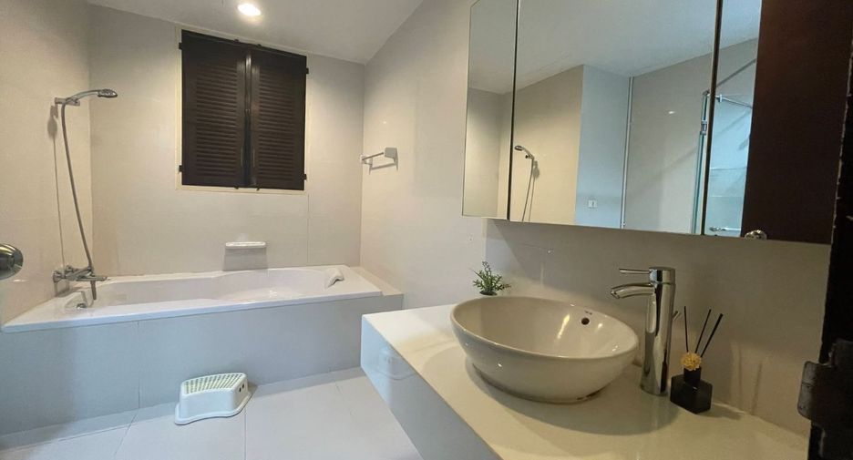 For rent 2 bedrooms condo in Huai Khwang, Bangkok