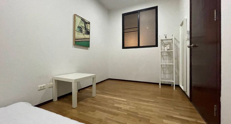 For rent 2 bedrooms condo in Huai Khwang, Bangkok