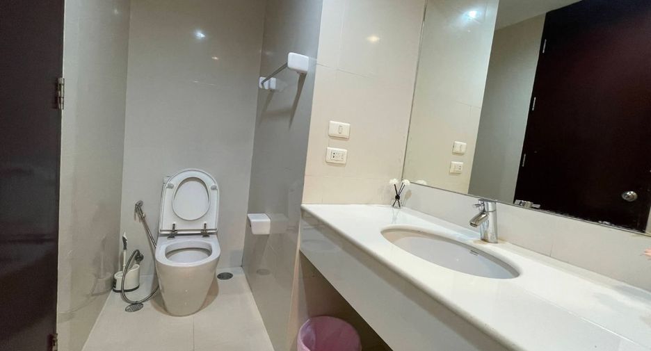 For rent 2 bedrooms condo in Huai Khwang, Bangkok