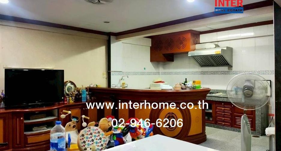 For sale 6 bedrooms retail Space in Chatuchak, Bangkok