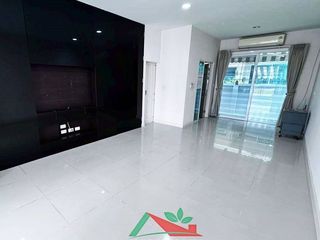 Casa adosada en venta de 3 habitaciones en Prawet, Bangkok