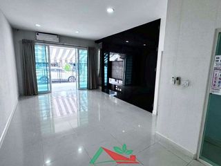 Casa adosada en venta de 3 habitaciones en Prawet, Bangkok