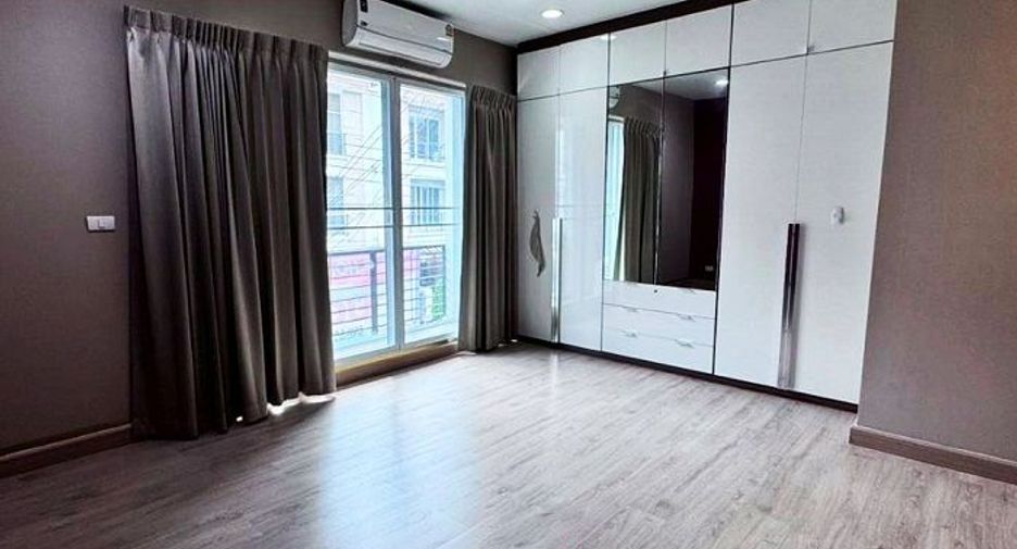 Casa adosada en venta de 3 habitaciones en Prawet, Bangkok