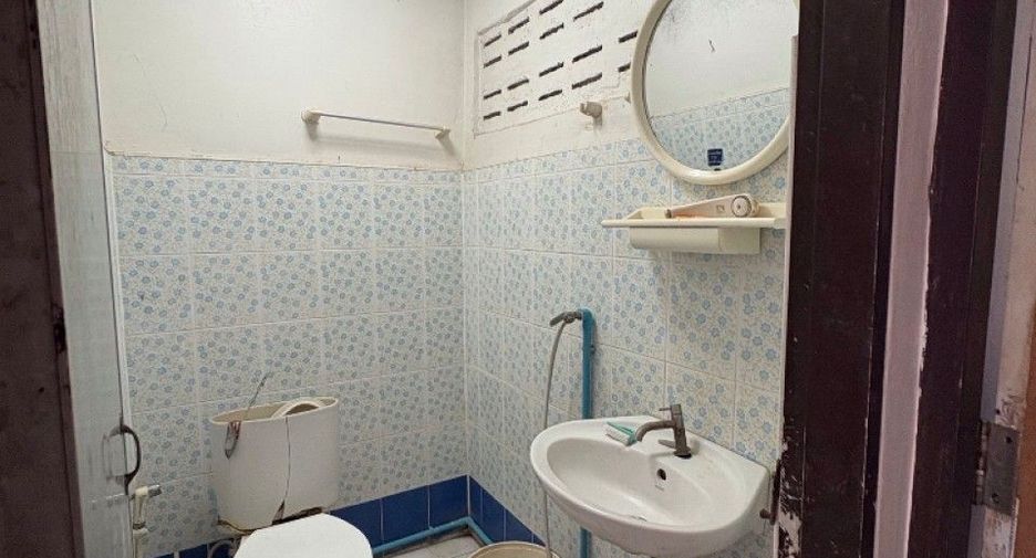 À vendre 2 chambres maison de ville à Phra Samut Chedi, Samut Prakan