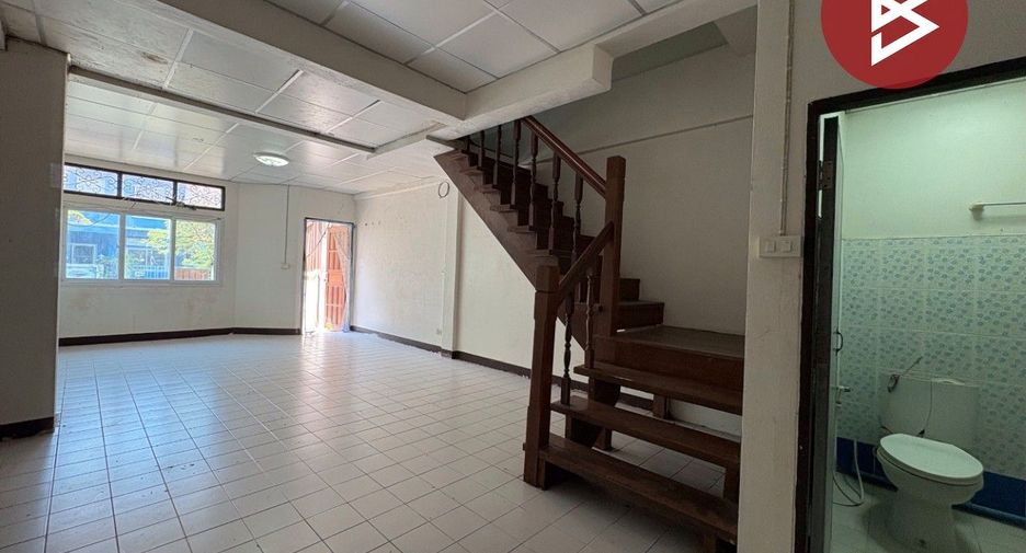À vendre 2 chambres maison de ville à Phra Samut Chedi, Samut Prakan