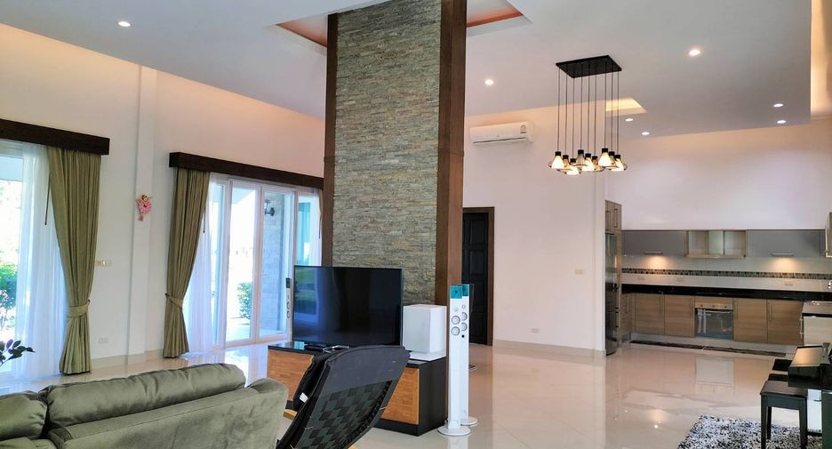 For rent 3 bedrooms villa in Bang Lamung, Chonburi