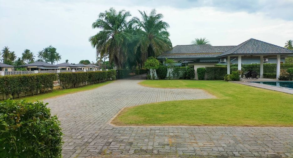 For rent 3 bedrooms villa in Bang Lamung, Chonburi