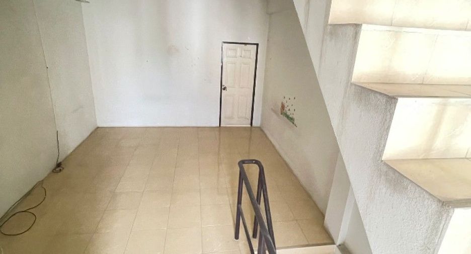 For sale 3 ベッドルーム retail Space in Si Racha, Chonburi